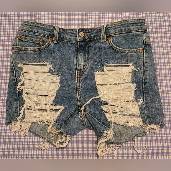 VTG Levi's Women's Heavily Distressed Denim Blue Jean Shorts Sz 8P GUC - Picture 12 of 12